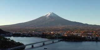 黎明时分富士山和川口湖的鸟瞰图