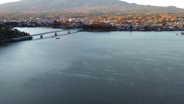 黎明时分富士山和川口湖的鸟瞰图