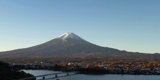 黎明时分富士山和川口湖的鸟瞰图