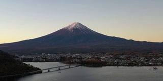 黎明时分富士山和川口湖的鸟瞰图