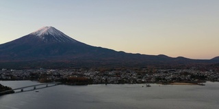 黎明时分富士山和川口湖的鸟瞰图