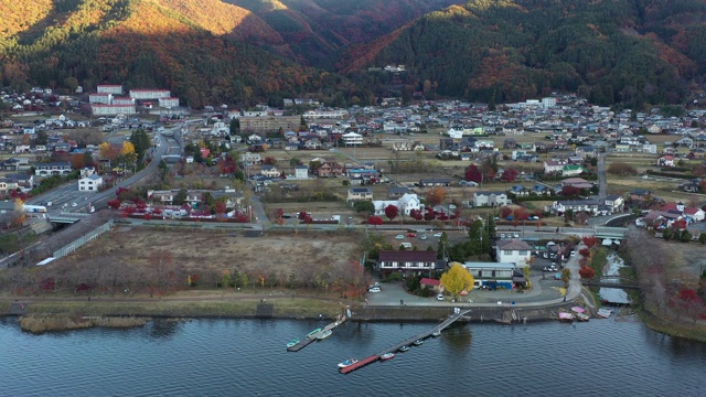 黎明时分富士山和川口湖的鸟瞰图