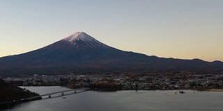 黎明时分富士山和川口湖的鸟瞰图