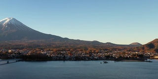 黎明时分富士山和川口湖的鸟瞰图