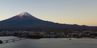 黎明时分富士山和川口湖的鸟瞰图