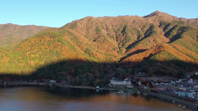 黎明时分富士山和川口湖的鸟瞰图