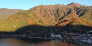 黎明时分富士山和川口湖的鸟瞰图