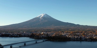 黎明时分富士山和川口湖的鸟瞰图