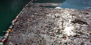 被垃圾污染的河流