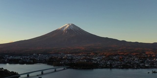 黎明时分富士山和川口湖的鸟瞰图