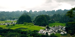 喀斯特山峰森林(万峰林)的村庄和稻田，贵州，中国。