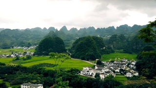 喀斯特山峰森林(万峰林)的村庄和稻田，贵州，中国。视频素材模板下载