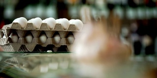 商店的玻璃柜台上放着新鲜的大蒜和鸡蛋包装