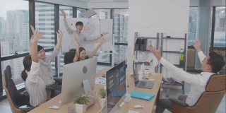 4K分辨率快乐亚洲商务团队在室内现代办公室欢笑和鼓掌庆祝，亚洲商务生活