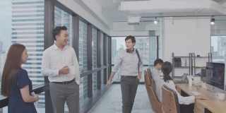 4K分辨率的视频有趣英俊的年轻商人愉快地走着，问候同事，快乐的亚洲办公室生活方式