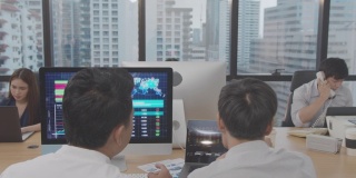 4K分辨率视频两位亚洲商人用电脑讨论和分析财务数据，投资分析财务数据概念，亚洲办公室室内商务生活