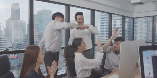 4K分辨率快乐亚洲商务团队在室内现代办公室欢笑和鼓掌庆祝，亚洲商务生活