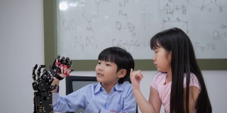 亚洲发明家孩子组装和测试机器人反应在实验室。建筑师小孩子设计电路技术想法和协作开发机器人。