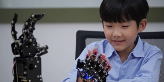 亚洲发明家孩子组装和测试机器人反应在实验室。建筑师小孩子设计电路技术想法和协作开发机器人。