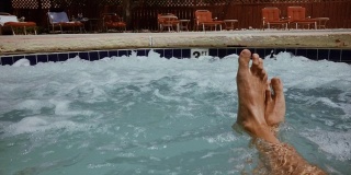 夏天放松的观点:在热管游泳池
