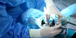 子宫镜检查操作。产科医生，妇科医生，生殖医生的手。