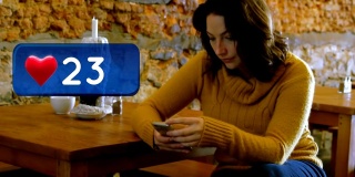 一个女人在餐馆发短信