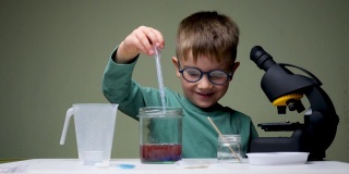 孩子做实验。选择教育。休闲活动在室内。孩子在玩试剂。年轻的科学家。年轻的药剂师。