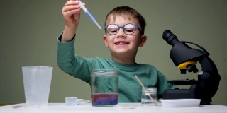 选择教育。孩子做实验。休闲活动在室内。孩子在玩试剂。年轻的科学家。年轻的药剂师。