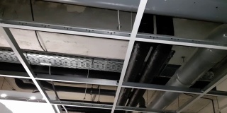 建筑天花板的下水管道系统。
