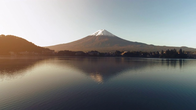 快速移动的富士山和川口湖，日本
