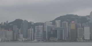 维多利亚港和港岛天际线阴天。香港拥有世界上最多的摩天大楼。日志,F-log。