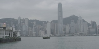 维多利亚港和港岛天际线阴天。香港拥有世界上最多的摩天大楼。日志,F-log。