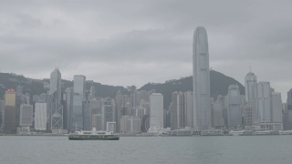 维多利亚港和港岛天际线阴天。香港拥有世界上最多的摩天大楼。日志,F-log。视频素材模板下载