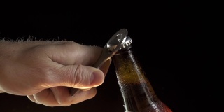 一只手打开一瓶啤酒的特写慢动作