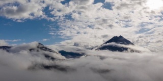 山脉和移动的云。空中Hyper Lapse, Time Lapse。在奥地利罗伊特的无人机