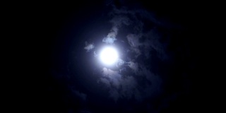 戏剧性的满月夜晚天空和美丽的云彩