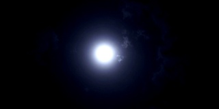 浪漫而梦幻的观满月与夜空中的灰色云彩