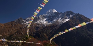 尼泊尔喜玛拉雅山脉，强风吹拂着彩旗。这面旗帜上有佛经和祷文。4 k