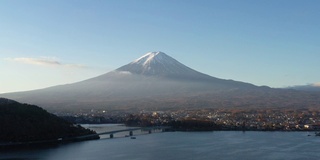 清晨鸟瞰富士山和川口湖