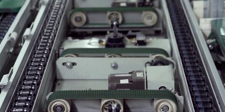 笔记本电脑工厂的滚筒输送带。