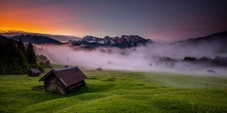 时间流逝:神秘的雾在巴伐利亚阿尔卑斯山在德国