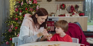 妈妈和儿子装饰圣诞饼干