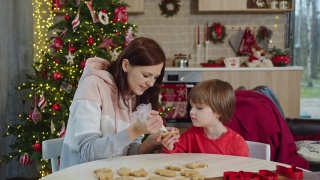 妈妈和儿子装饰圣诞饼干视频素材模板下载