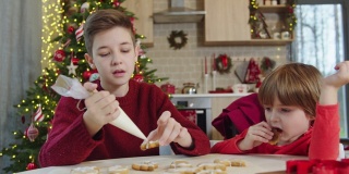 孩子们在家烤圣诞饼干