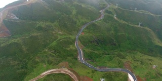 中国贵州山区公路鸟瞰图。