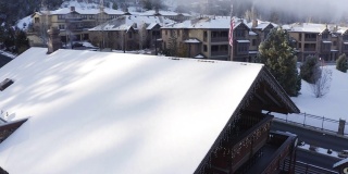 原木小屋餐厅的天线雪CoveredÊ与美国国旗在冬季圣诞镇。E E E