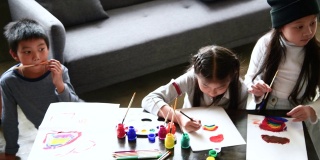 孩子们在客厅里一起画画