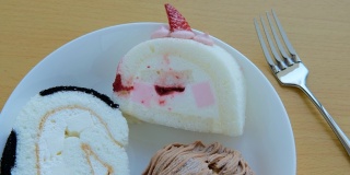 草莓奶油瑞士卷和栗子蛋糕跟踪镜头
