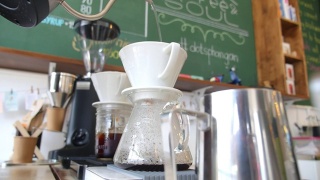 咖啡师在咖啡店制作过滤咖啡或煮咖啡视频素材模板下载