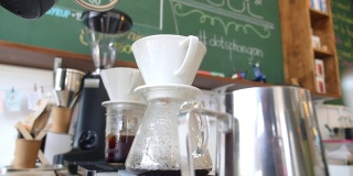 咖啡师在咖啡店制作过滤咖啡或煮咖啡